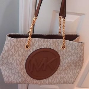 Beautiful Michael Kors Satchel. Plenty of room! Great condition!